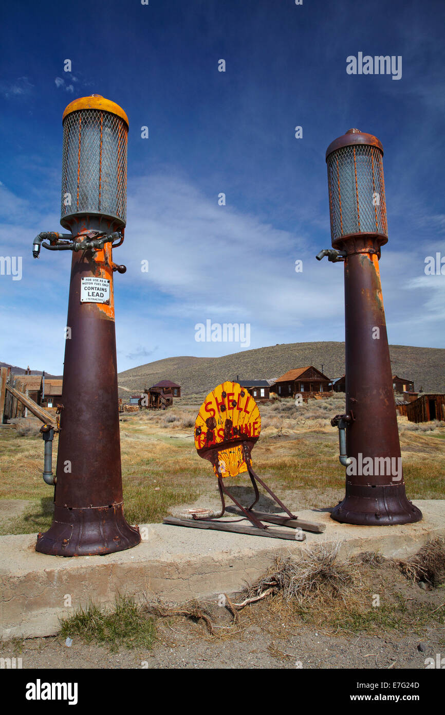 Alte Zapfsäulen, Geisterstadt Bodie (Höhe 8379 ft/2554 m), Bodie Hills, Mono County, östliche Sierra, Kalifornien, USA Stockfoto