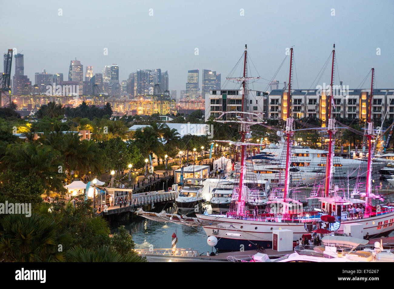 Luxusyachten super an ihre Liegeplätze in Singapur Yacht Show 2014. Stockfoto