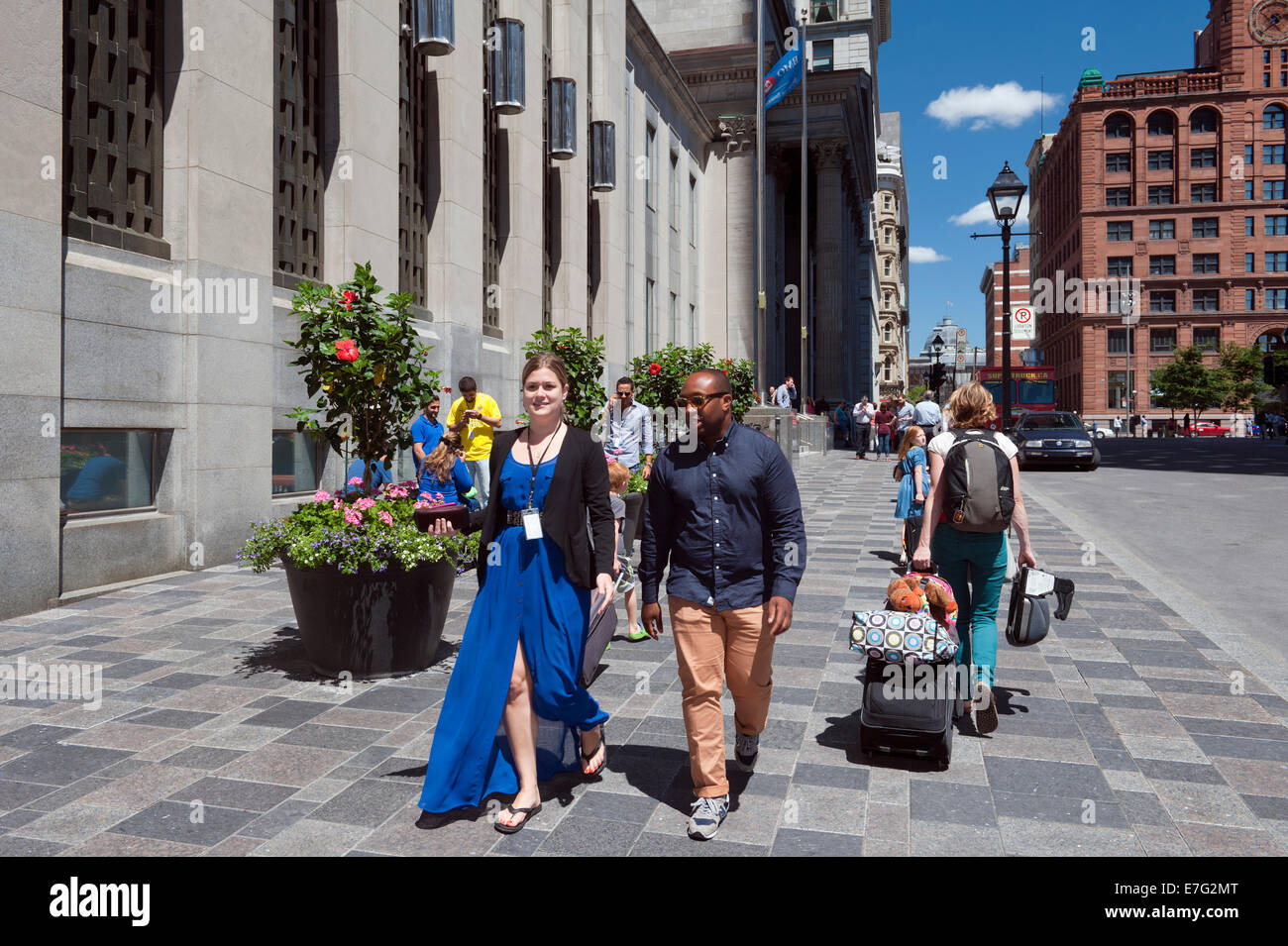 Fußgänger auf St Jacques Street, Old Montreal, Provinz Quebec, Kanada. Stockfoto