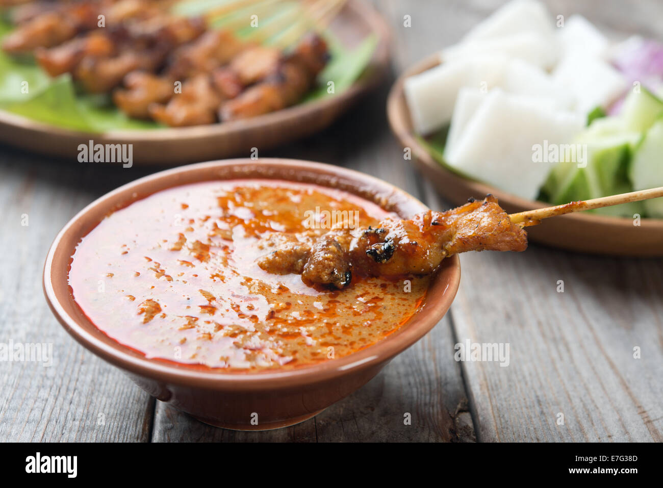 Malaysische Huhn sate mit leckeren Erdnuss-Sauce, eines berühmten lokalen Gerichte. Stockfoto