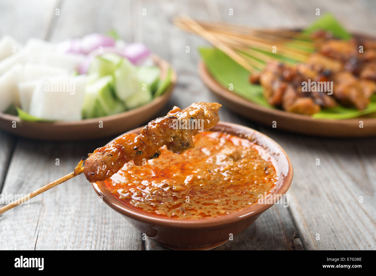 Malaysische Chicken Satay mit leckeren Erdnuss-Sauce, eines berühmten lokalen Gerichte. Stockfoto