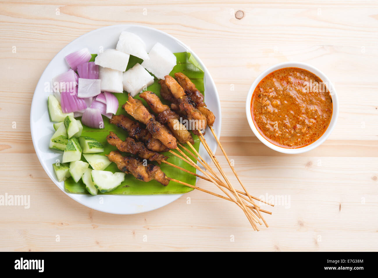 Draufsicht auf leckeren Chicken Satay am Esstisch aus Holz, einer der berühmten malaysische Gerichte. Stockfoto
