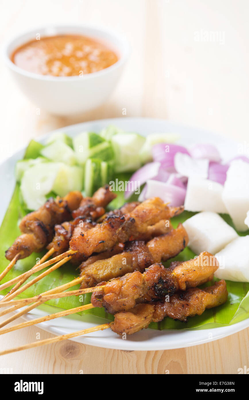 Leckere Hähnchen-Satay am Esstisch aus Holz, einer der berühmten malaysische Gerichte. Stockfoto