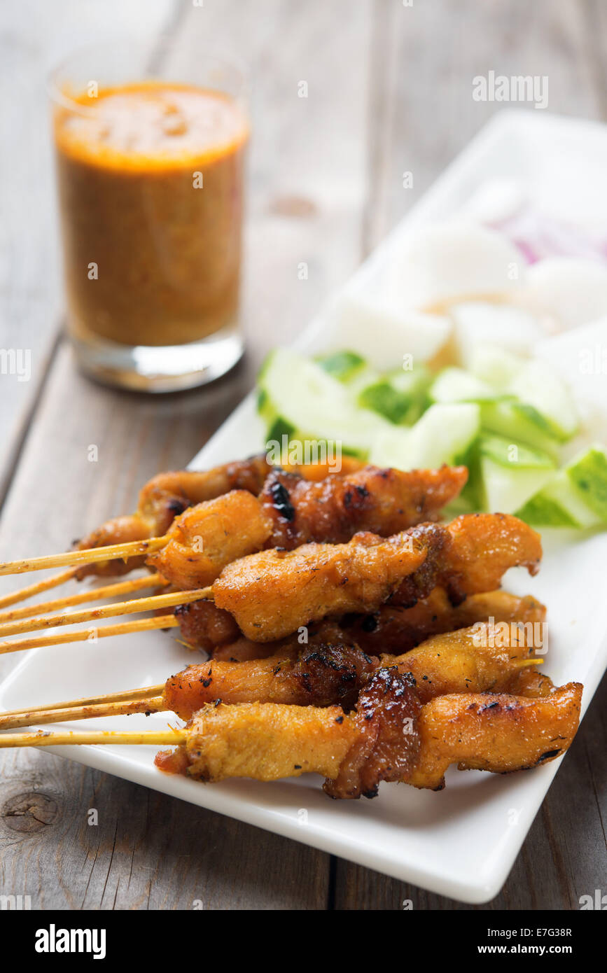 Lecker Hühnchen Satay am Esstisch aus Holz, einer der berühmten malaysische Gerichte. Stockfoto