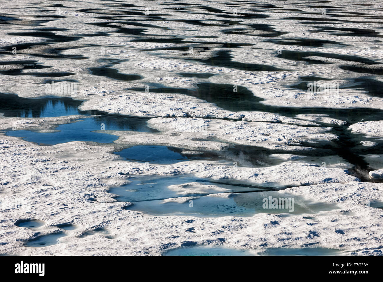 Anfang Juni und schmelzenden Eis Muster auf Lake Helen in Kaliforniens Lassen Volcanic Nationalpark. Stockfoto