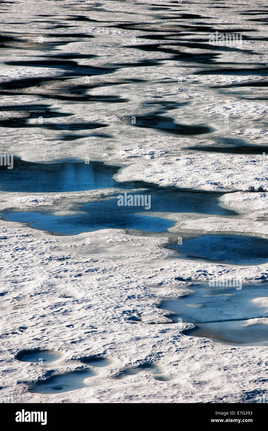 Anfang Juni und schmelzenden Eis Muster auf Lake Helen in Kaliforniens Lassen Volcanic Nationalpark. Stockfoto