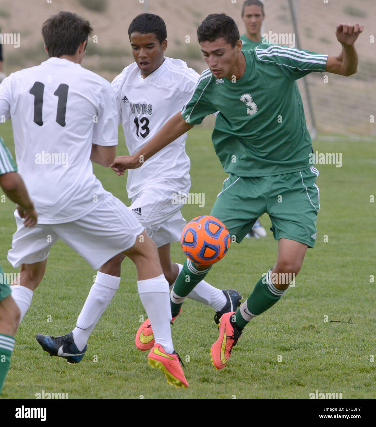 USA. 16. Sep, 2014. Sport - Albuquerque hohe Eric Solis, 3, dribbelt zwischen Vulkan Vista Ryan Fox, 11, und Ray Roberson, 13, während des Spiels am Vulkan Vista auf Dienstag, 16. September 2014. © Greg Sorber/Albuquerque Journal/ZUMA Draht/Alamy Live-Nachrichten Stockfoto