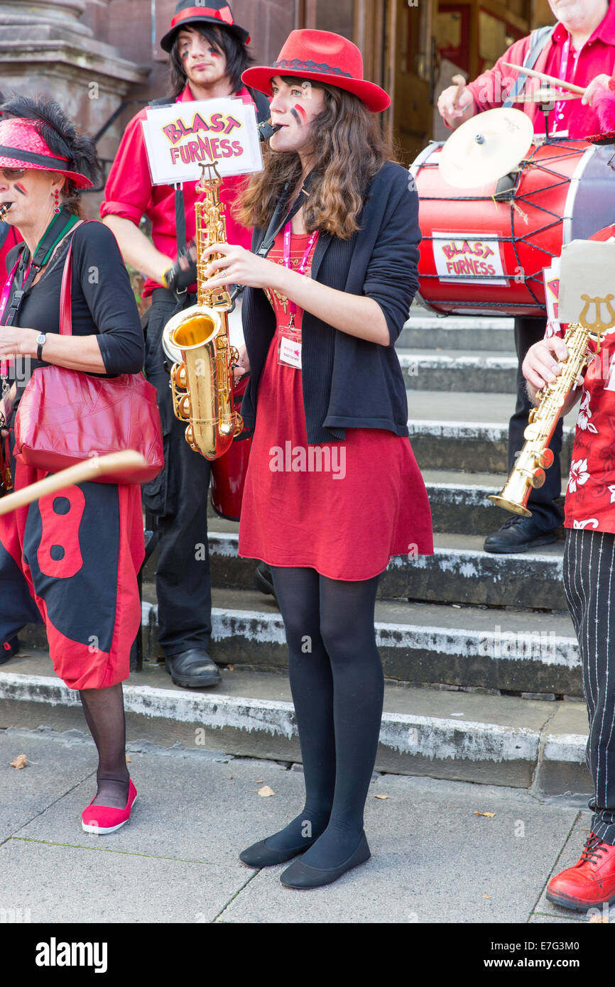 Die Ulverston basierte Blast Furness Gemeinschaft Street Band erklingt in Kendal 2014 Minfest Stockfoto