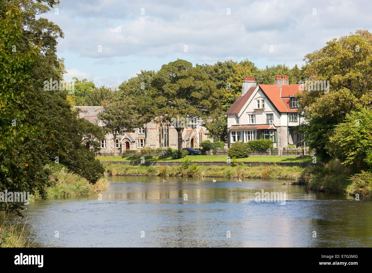 Der Fluss Kent fließt durch Kendal in Cumbria Stockfoto