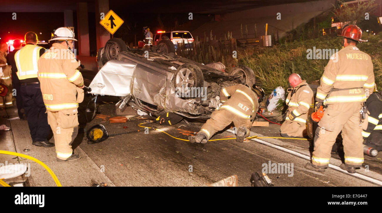 Modesto, CA, USA. 16. Sep, 2014. Ein einzelnes Fahrzeug Roll-over auf in Richtung Süden California Highway 99 südlich ich Straße über Kreuzung in Modesto CA schickte ein Weibchen aus dem Auto ins Krankenhaus mit Haupttrauma auf ihren Arm und ein Kleinkind ausgecheckt werden, nachdem das Fahrzeug verlor die Kontrolle und fuhr einen Hügel hinauf und Kopf zurück den Berg hinunter gerollt. Kein anderes Fahrzeug waren in den Unfall 20:30 Dienstag, 16. September 2014 beteiligt. © Marty Bicek/ZUMA Draht/Alamy Live-Nachrichten Stockfoto