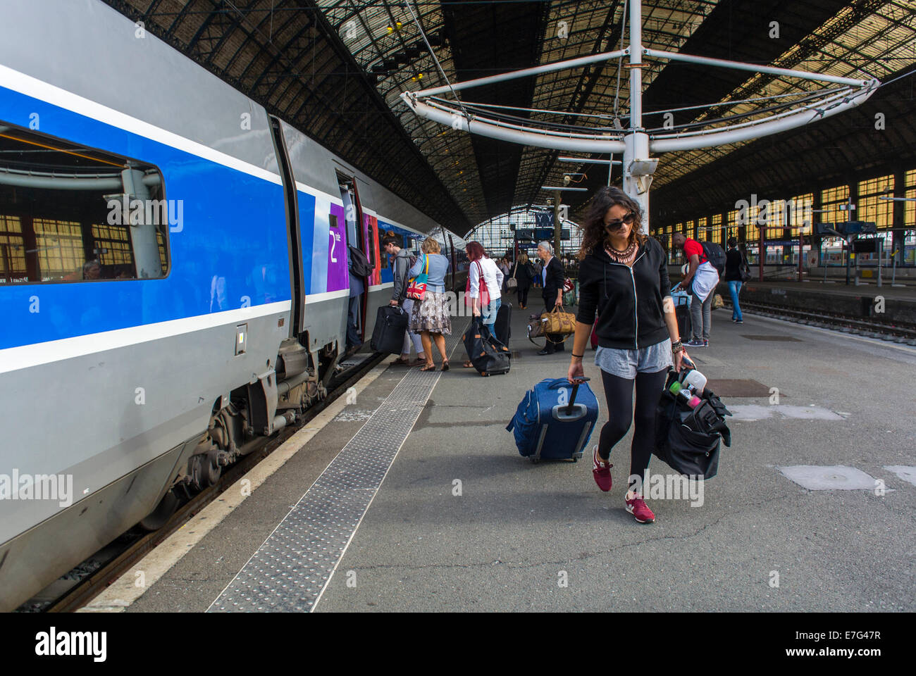 Bordeaux, Frankreich, Menschen, Frau, die Taschen trägt, Reisen, TGV Bullet, Bahnhof, am Quay, sncf-Bahnsteig, globale Zugfahrt Stockfoto