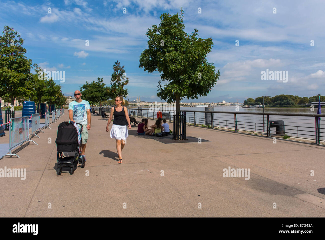 Bordeaux, Frankreich, paar Spaziergänge am Fluss Kai mit Kinderwagen, Sommertag Straßenszenen Stockfoto