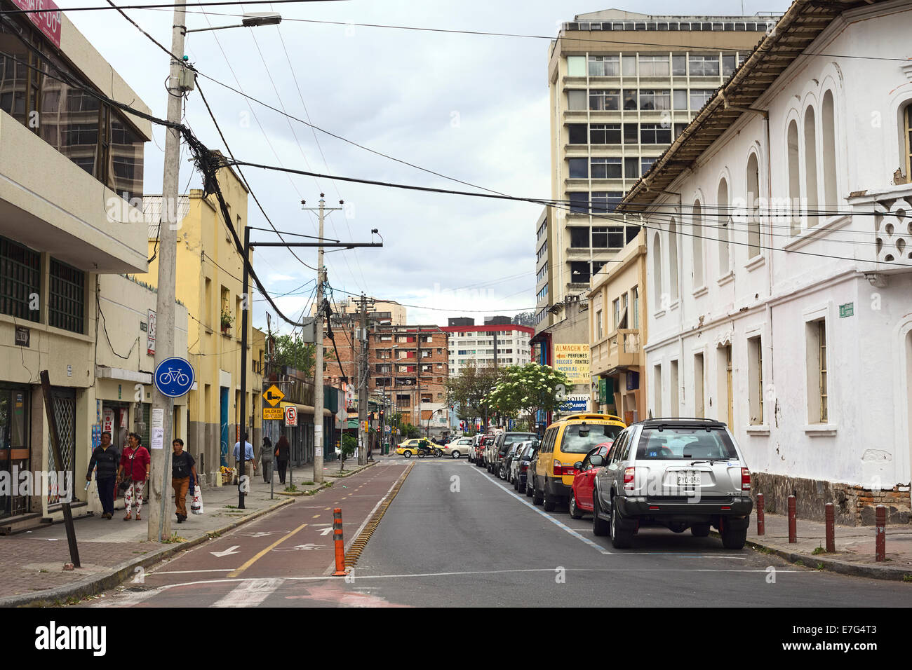 Jeronimo AAS Straße mit Fahrradweg in der touristischen Stadtteil Mariscal Sucre in Quito, Ecuador Stockfoto