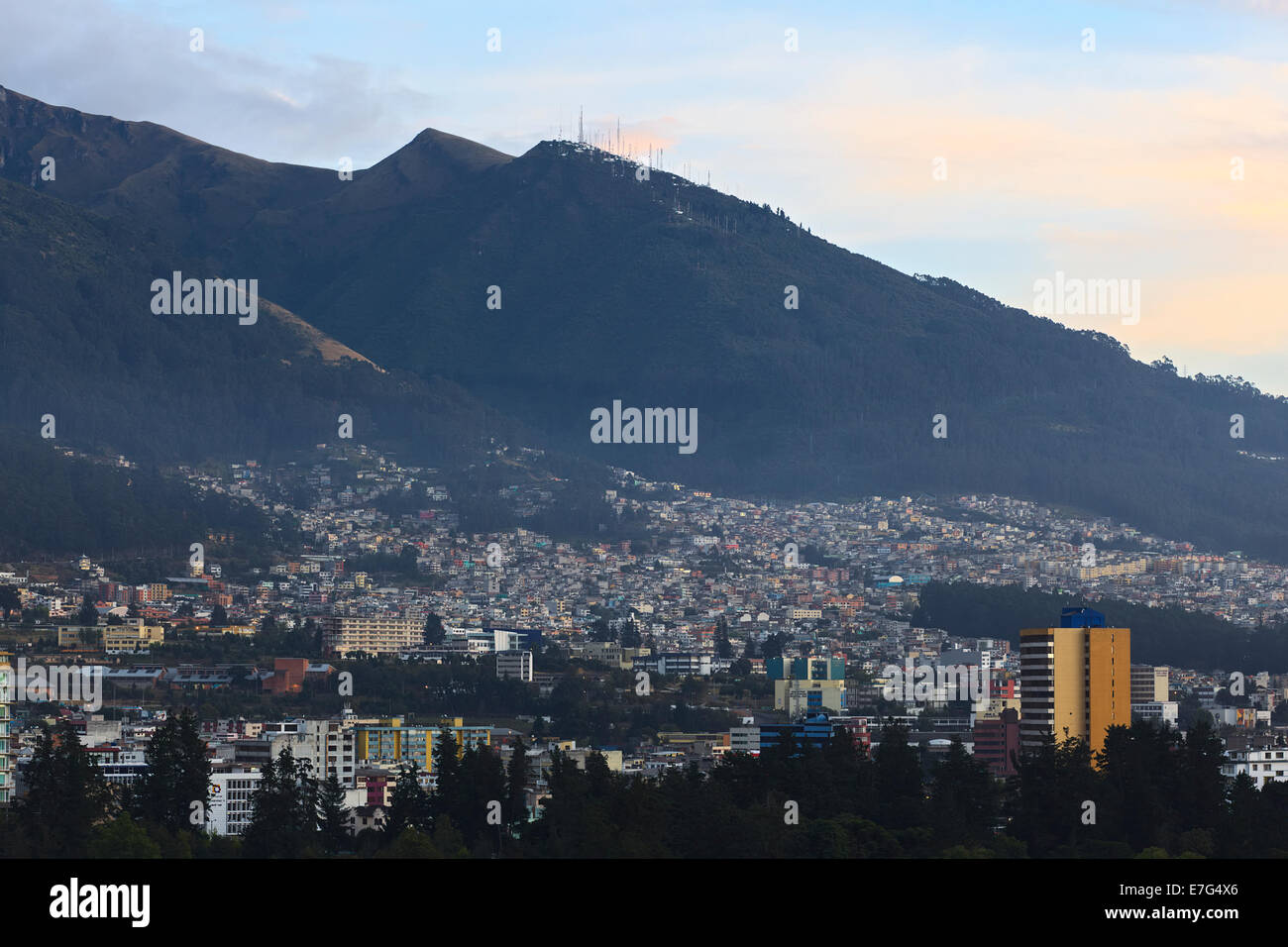 Blick über den westlichen Teil von Quito, Ecuador zwischen El Ejido-Park und die Hänge des Berges Pichincha Stockfoto