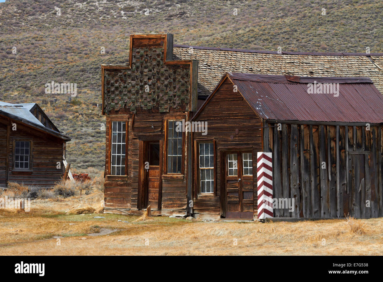 Sam-Leon-Bar und Barber Shop, Geisterstadt Bodie (Höhe 8379 ft/2554 m), Bodie Hills, Eastern Sierra, Kalifornien, USA Stockfoto