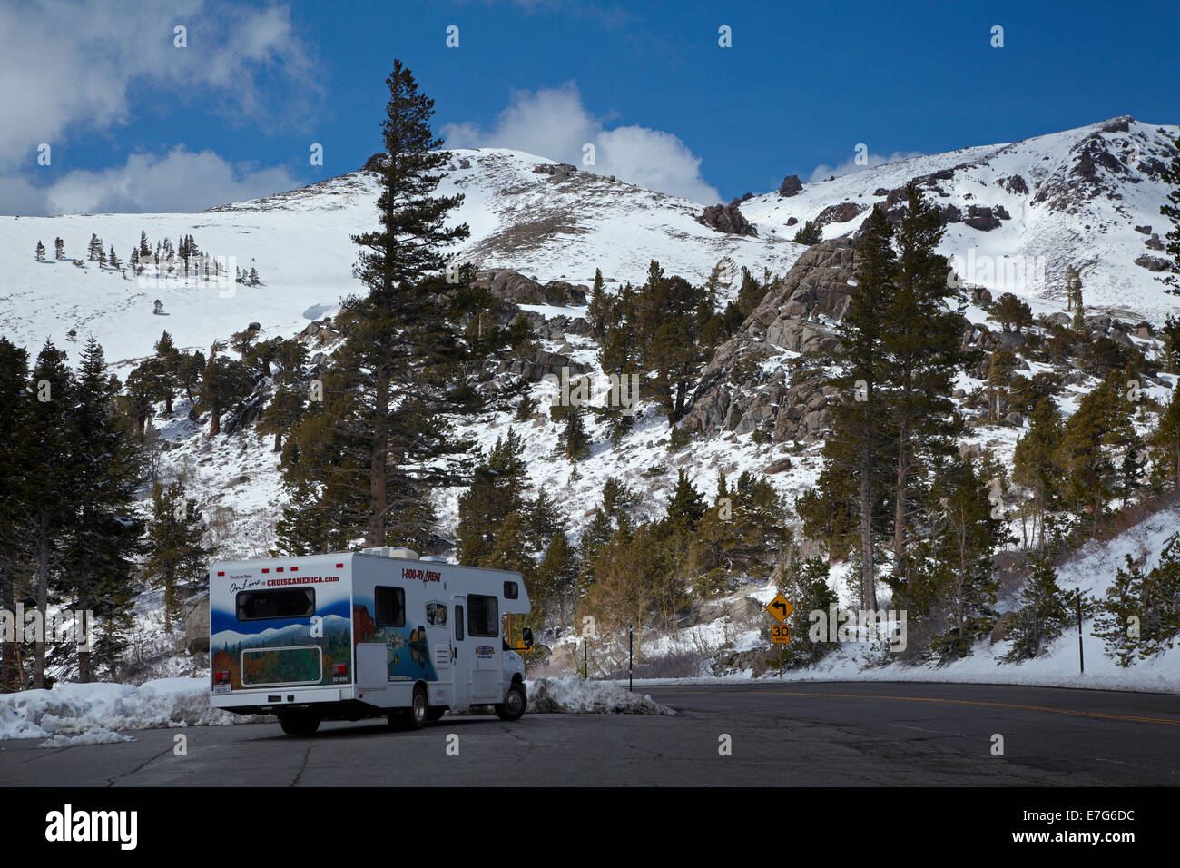 RV und Schnee am Gipfel des Carson Pass Highway (SR 88), 8.574 ft/2.613 m, Sierra Nevada, Kalifornien, USA Stockfoto