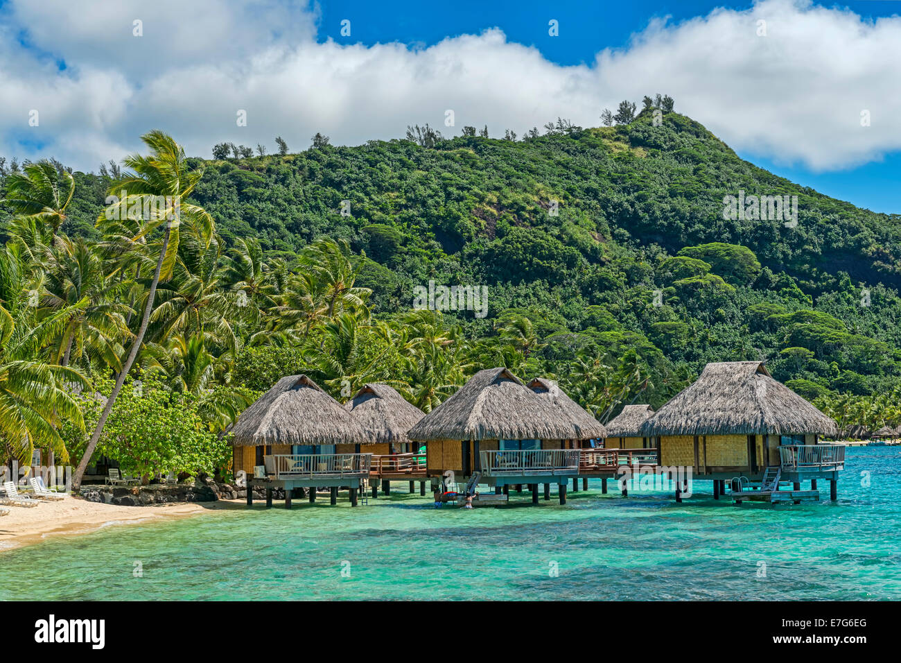 Overwater Bungalows in der Lagune, Bora Bora, Französisch-Polynesien Stockfoto