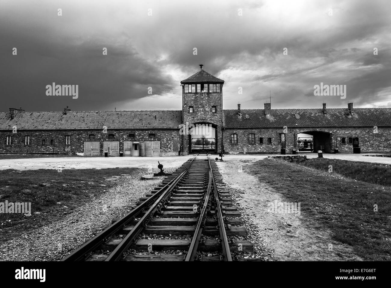 Hauptwache und Zug verfolgt, Vernichtungslager Auschwitz II-Birkenau, Oswiecim, Polen Stockfoto