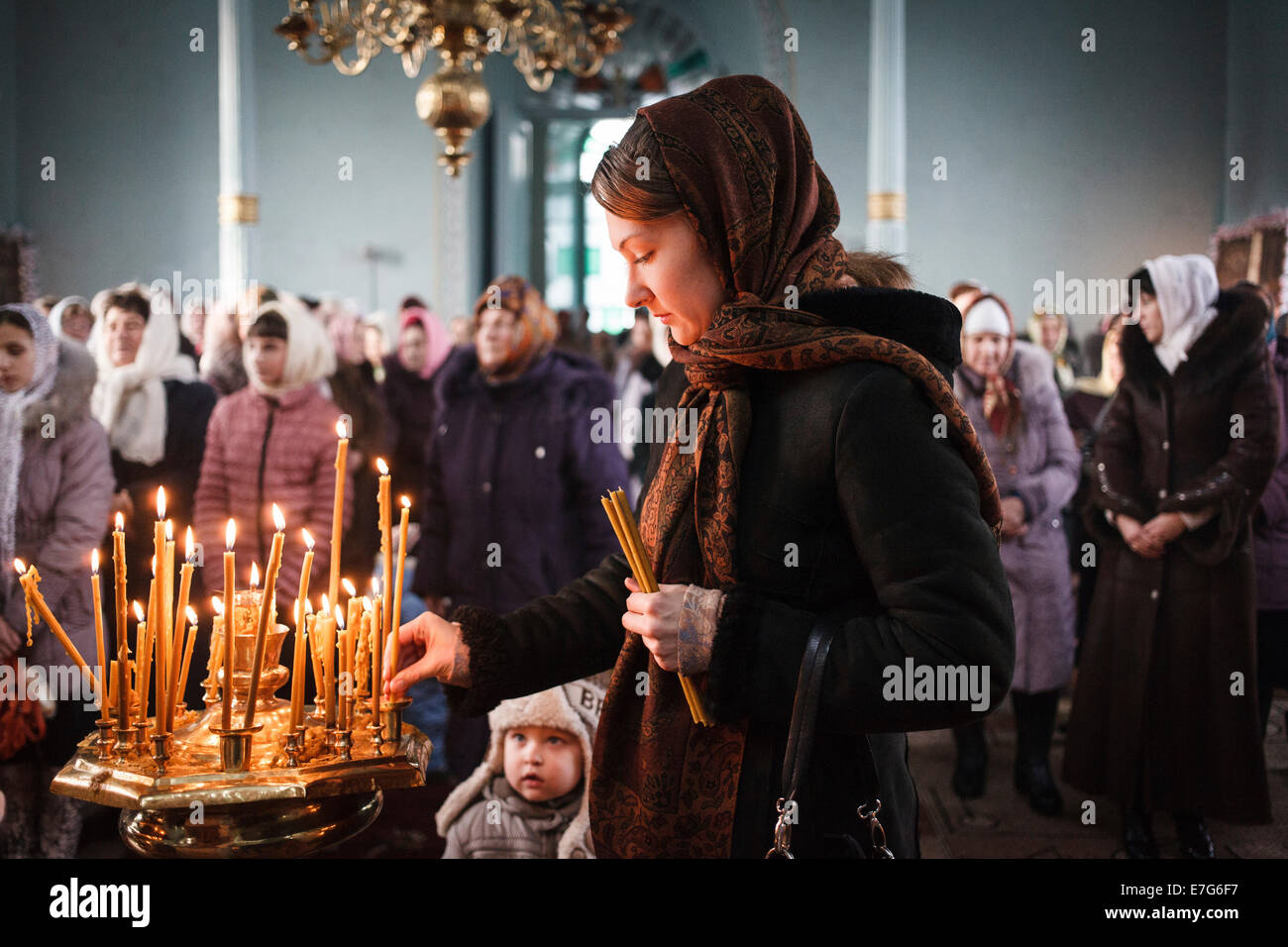 Morgenmesse während dem Fest der Erscheinung des Herrn in der Kirche der russisch-orthodoxen Altgläubigen, Vilkovo, Ukraine Stockfoto