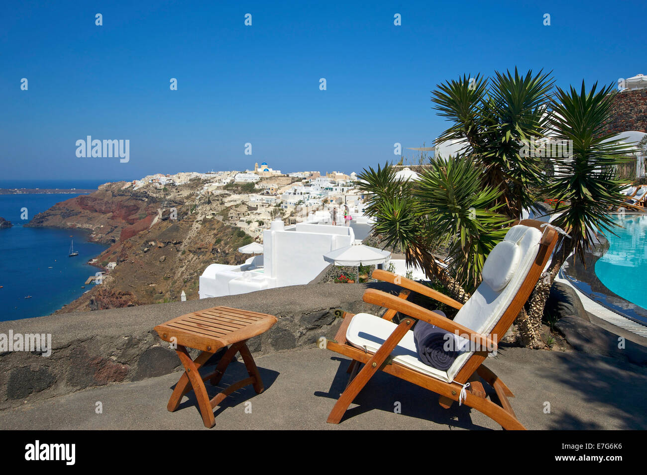 Liegestuhl auf der Terrasse mit Blick aufs Meer, Hotel Perivolas, Oia, Santorini, Kykladen, Griechenland Stockfoto