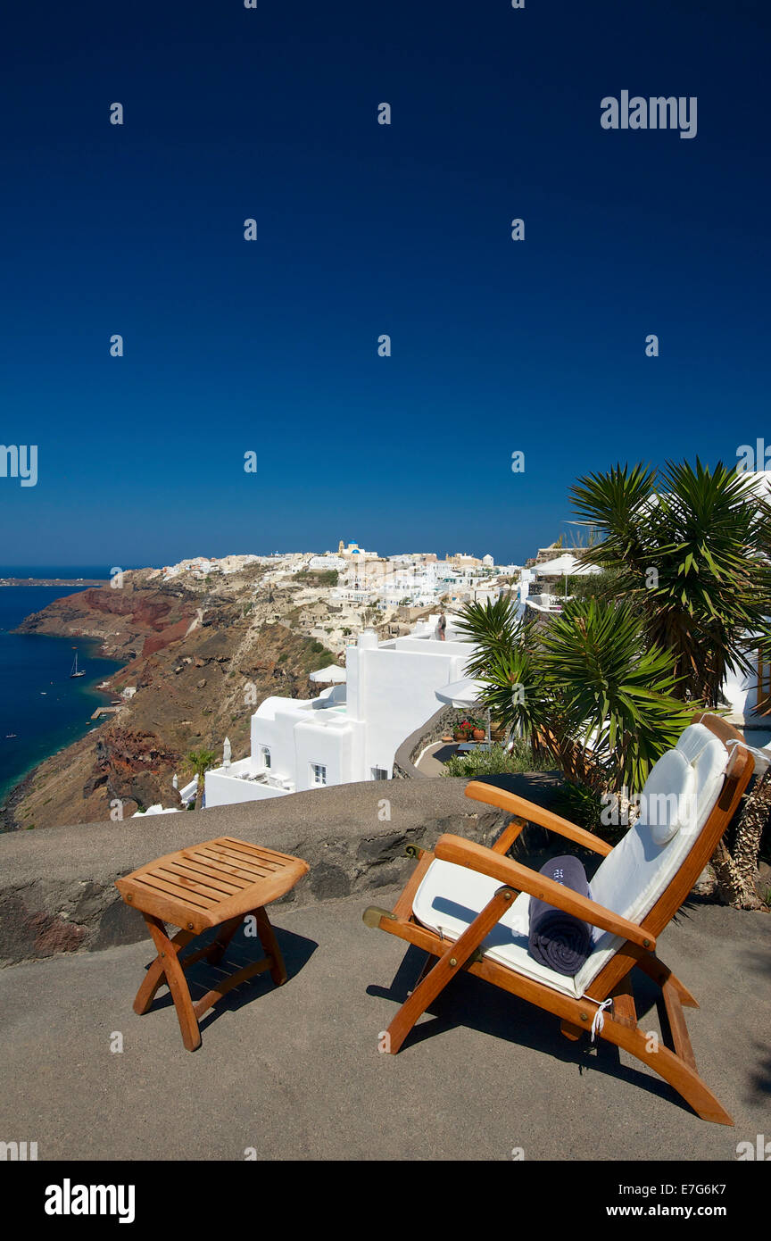 Liegestuhl auf der Terrasse mit Blick aufs Meer, Hotel Perivolas, Oia, Santorini, Kykladen, Griechenland Stockfoto