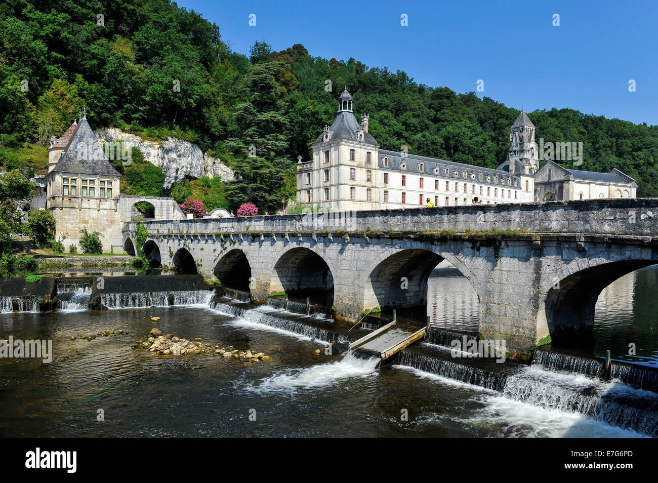 Abtei von Saint-Pierre und Pont Coudé Brücke, Brantôme, Périgord, Dordogne, Aquitaine, Frankreich Stockfoto