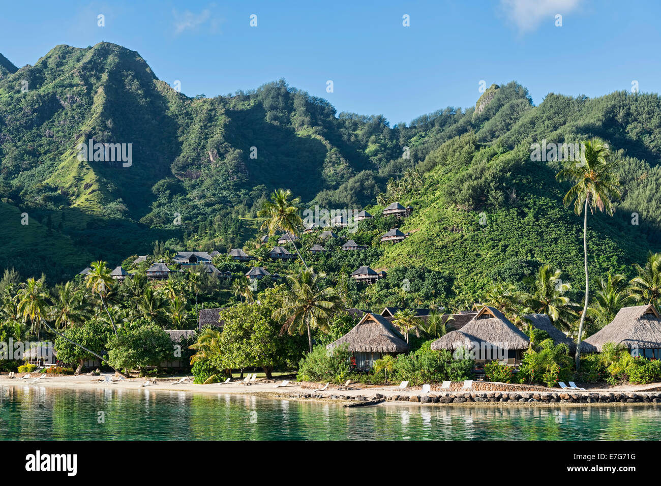 Traditionelle Gebäude auf einem Hügel, Moorea, Französisch-Polynesien Stockfoto