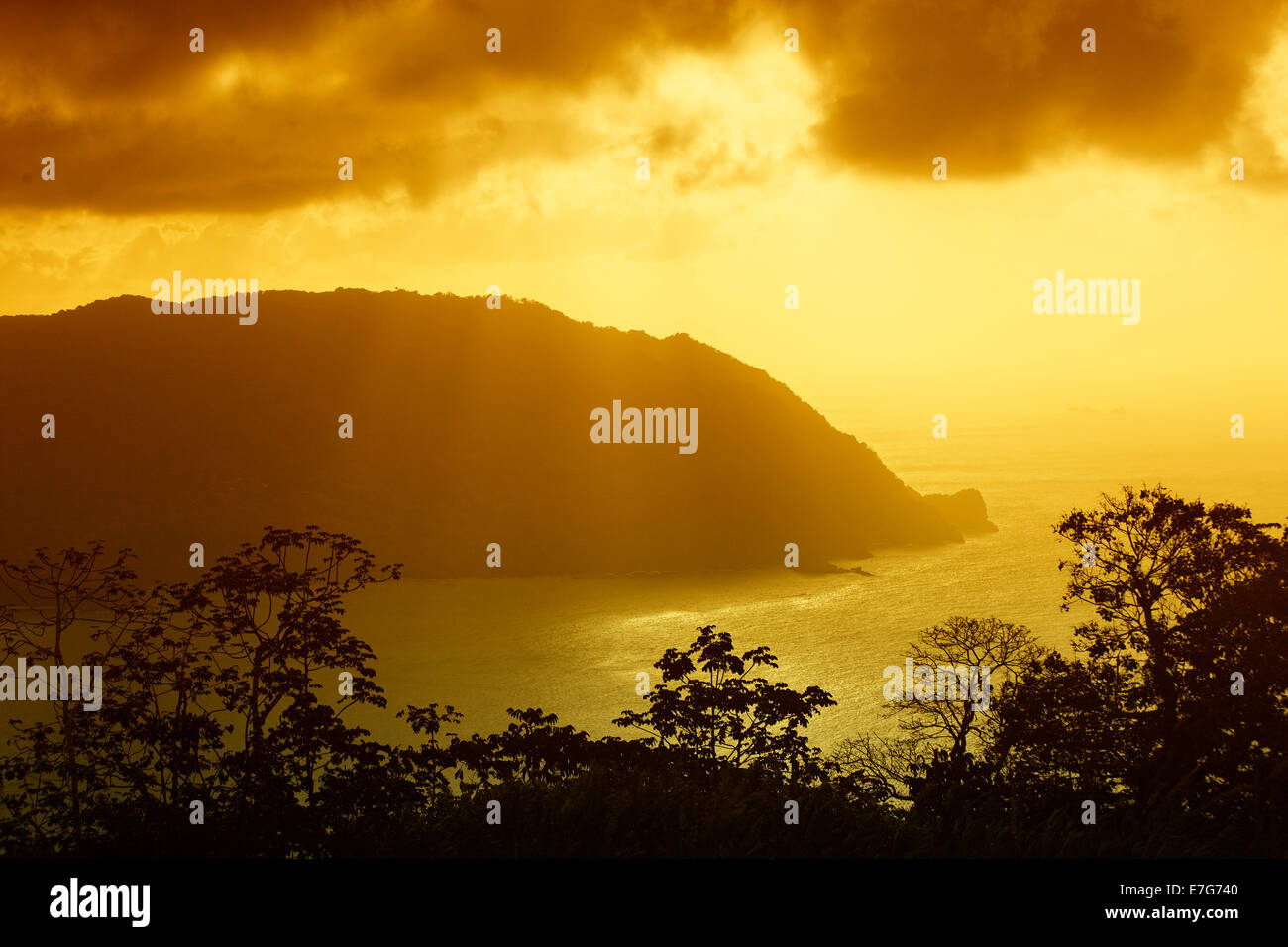 Sonnenuntergang bei Flagstaff Hill Lookout, Mann O'War Bay, Charlotteville, Tobago, Trinidad und Tobago Stockfoto