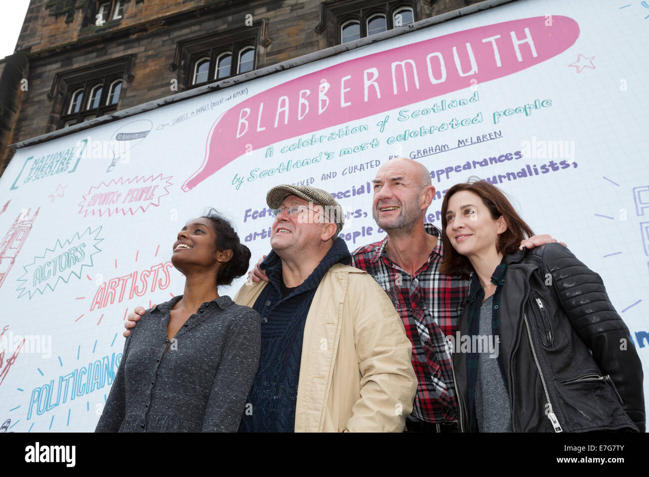 Edinburgh, Schottland. 16. Sep, 2014. Schauspielern, Alex Norton von Taggart (mit Mütze), Tam Dean brennen Mitte (), Morven Christie (BBC2 zwanzig zwölf) (rechts) und Anneika Rose (Taggart) (links), die in Schwätzer in der Assembly Hall auf dem Hügel zu sehen sein wird. Schwätzer ist das 12-Stunden-live-Event stattfindet in Schottlands Hauptstadt am Vorabend des historischen Referendums, das Land Beitrag für die Welt durch seine geschriebene Wort zu feiern. 16. September 2014. Edinburgh, Schottland, UK Credit: GARY DOAK/Alamy Live-Nachrichten Stockfoto