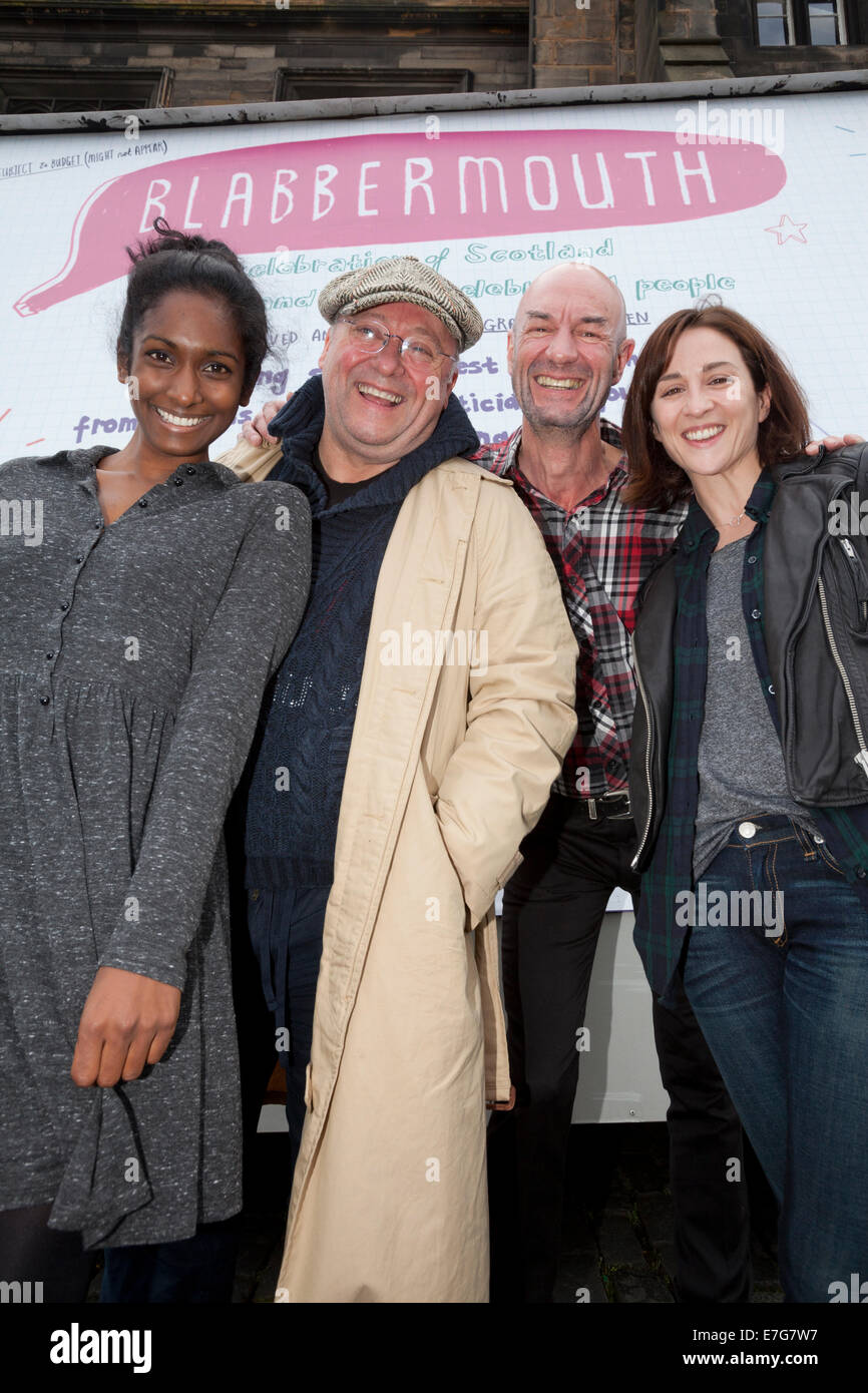 Edinburgh, Schottland. 16. Sep, 2014. Schauspielern, Alex Norton von Taggart (mit Mütze), Tam Dean brennen Mitte (), Morven Christie (BBC2 zwanzig zwölf) (rechts) und Anneika Rose (Taggart) (links), die in Schwätzer in der Assembly Hall auf dem Hügel zu sehen sein wird. Schwätzer ist das 12-Stunden-live-Event stattfindet in Schottlands Hauptstadt am Vorabend des historischen Referendums, das Land Beitrag für die Welt durch seine geschriebene Wort zu feiern. 16. September 2014. Edinburgh, Schottland, UK Credit: GARY DOAK/Alamy Live-Nachrichten Stockfoto