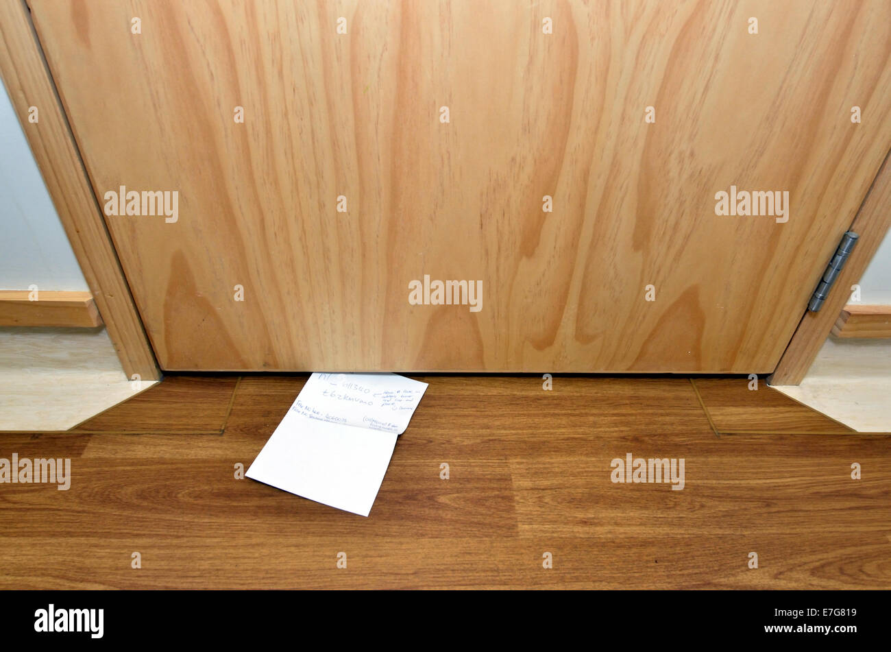 Message Under Door Stockfotos Message Under Door Bilder