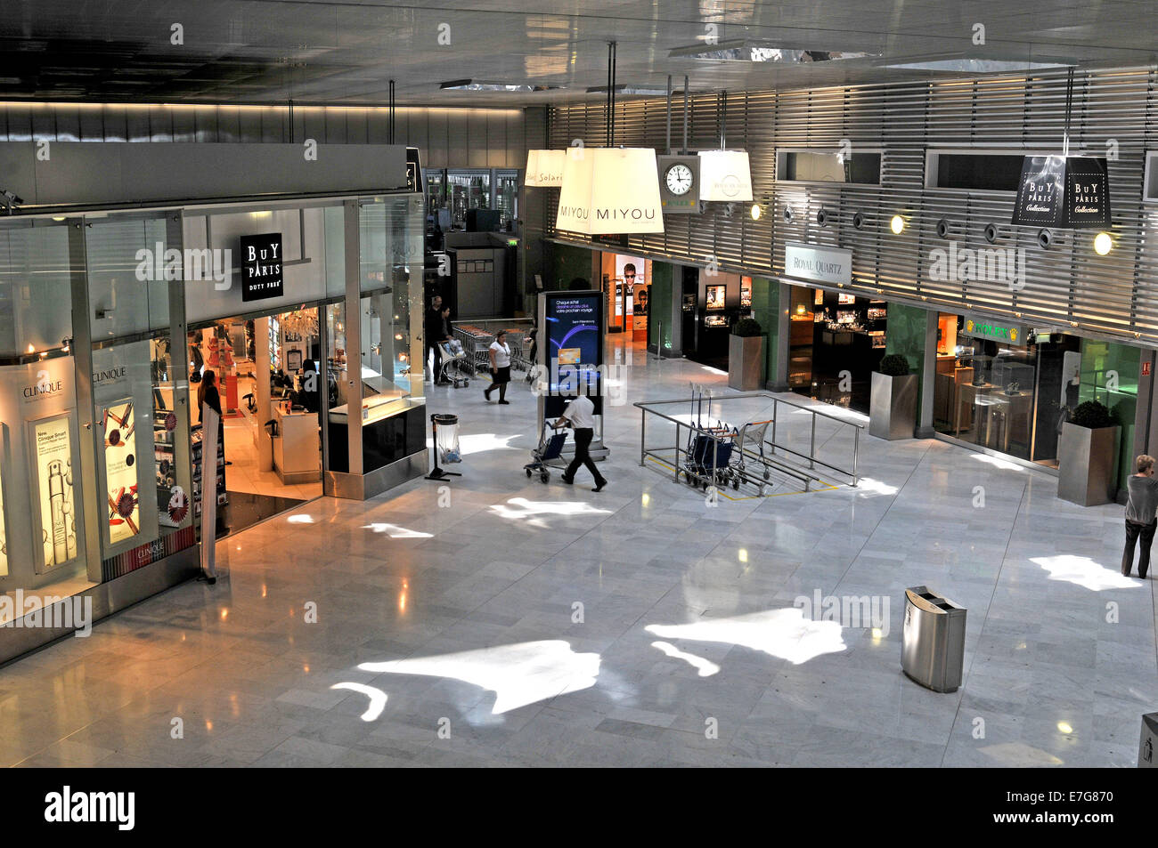 Duty free-Shop terminal 2 Flughafen Roissy Charles de Gaulle Flughafen Paris Stockfoto