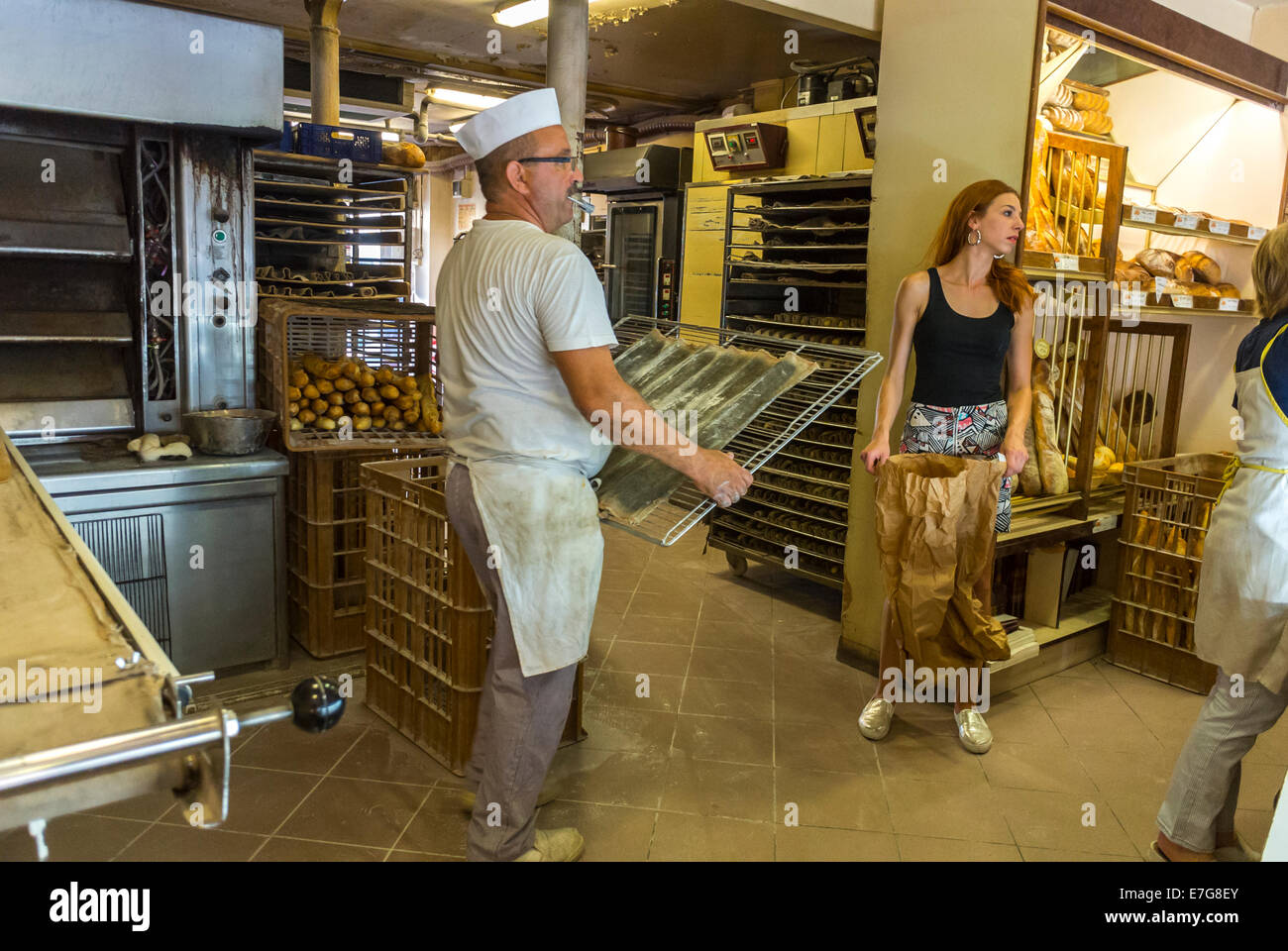 Bordeaux, Frankreich, französischer Bäcker bei der Arbeit in Boulangerie, Brotherstellung, Baguettes, Bäckerei in der Nachbarschaft Victoire, Boulangerie in frankreich Stockfoto