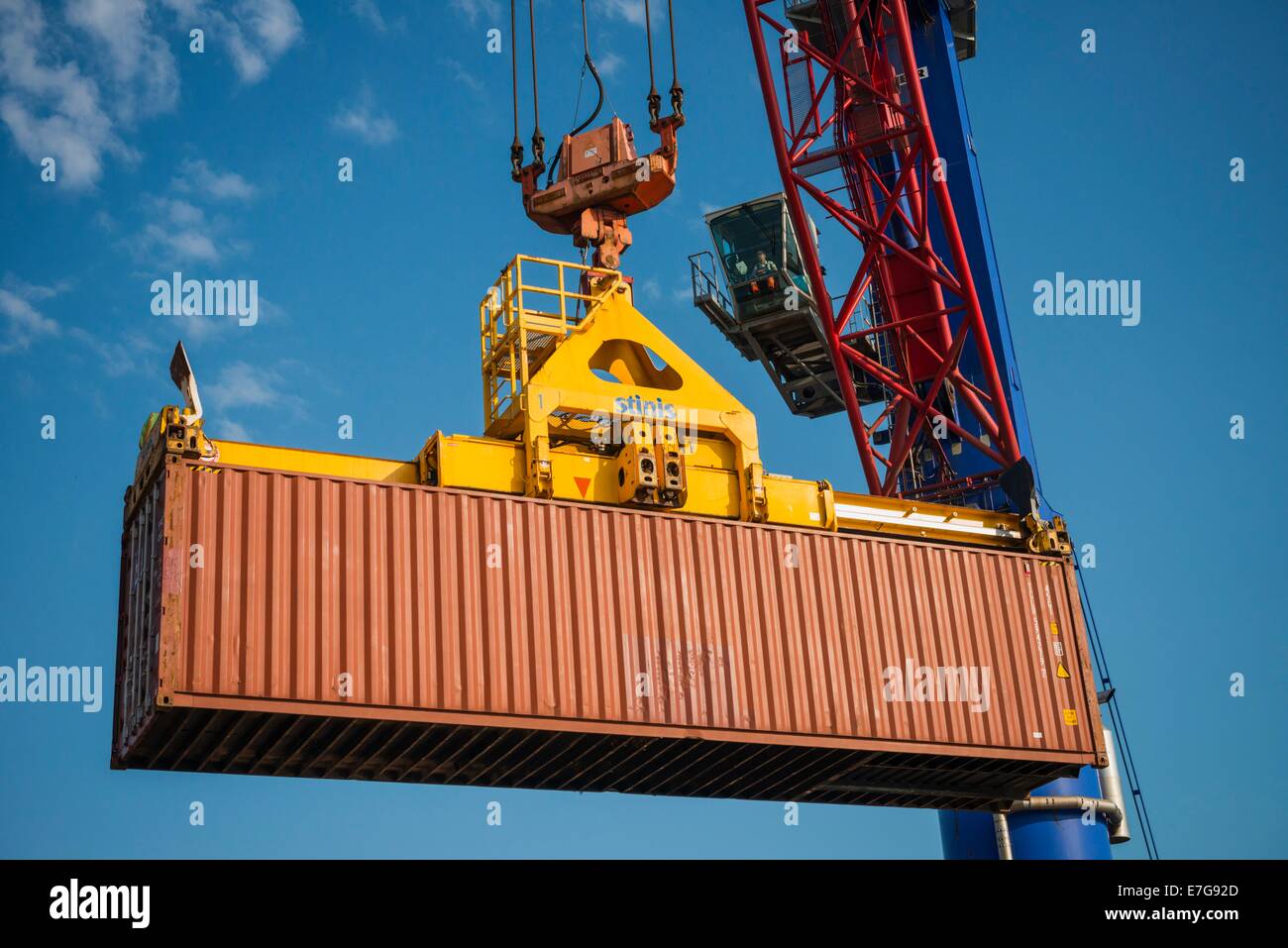 Container haben geprägt und verändert seit den 50er Jahren des letzten Jahrhunderts der Handel mit Gütern und weltweiten Traffic. Bilder über Containerbeladung sind Symbolbilder und eine Illustrationen für Nachrichten über Industrie, Handel und Wirtschaft. 10. Juli 2014 Stockfoto