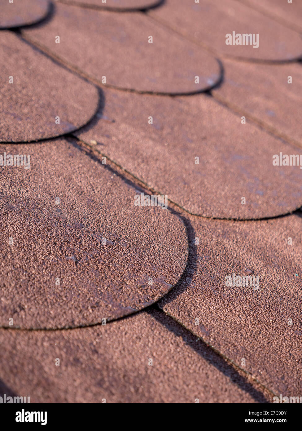 Nahaufnahme von Bitumen-Schindel-Dach-Muster Stockfoto