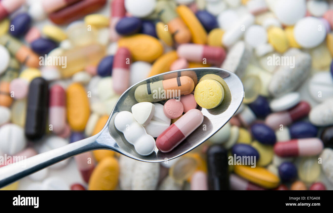 Tabletten und Pillen auf dem Tisch und auf einem Löffel, 18. August 2014 in Hamburg. Stockfoto