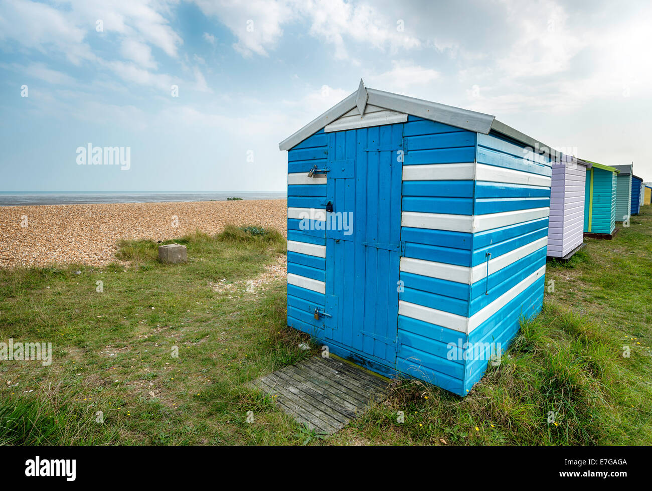Farbenfrohe Strandhütten bei Greatstone in Kent Stockfoto
