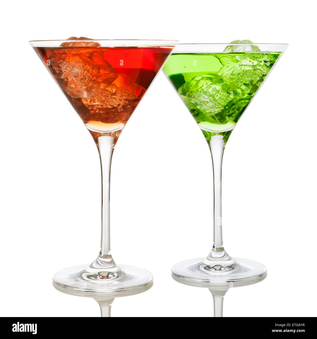 Rote und grüne Getränke auf den Felsen in Martini-Gläser auf weißem Hintergrund Stockfoto