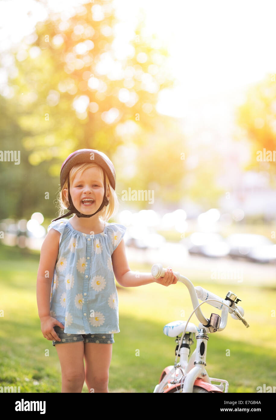 Porträt von glückliches Babymädchen mit dem Fahrrad Stockfoto