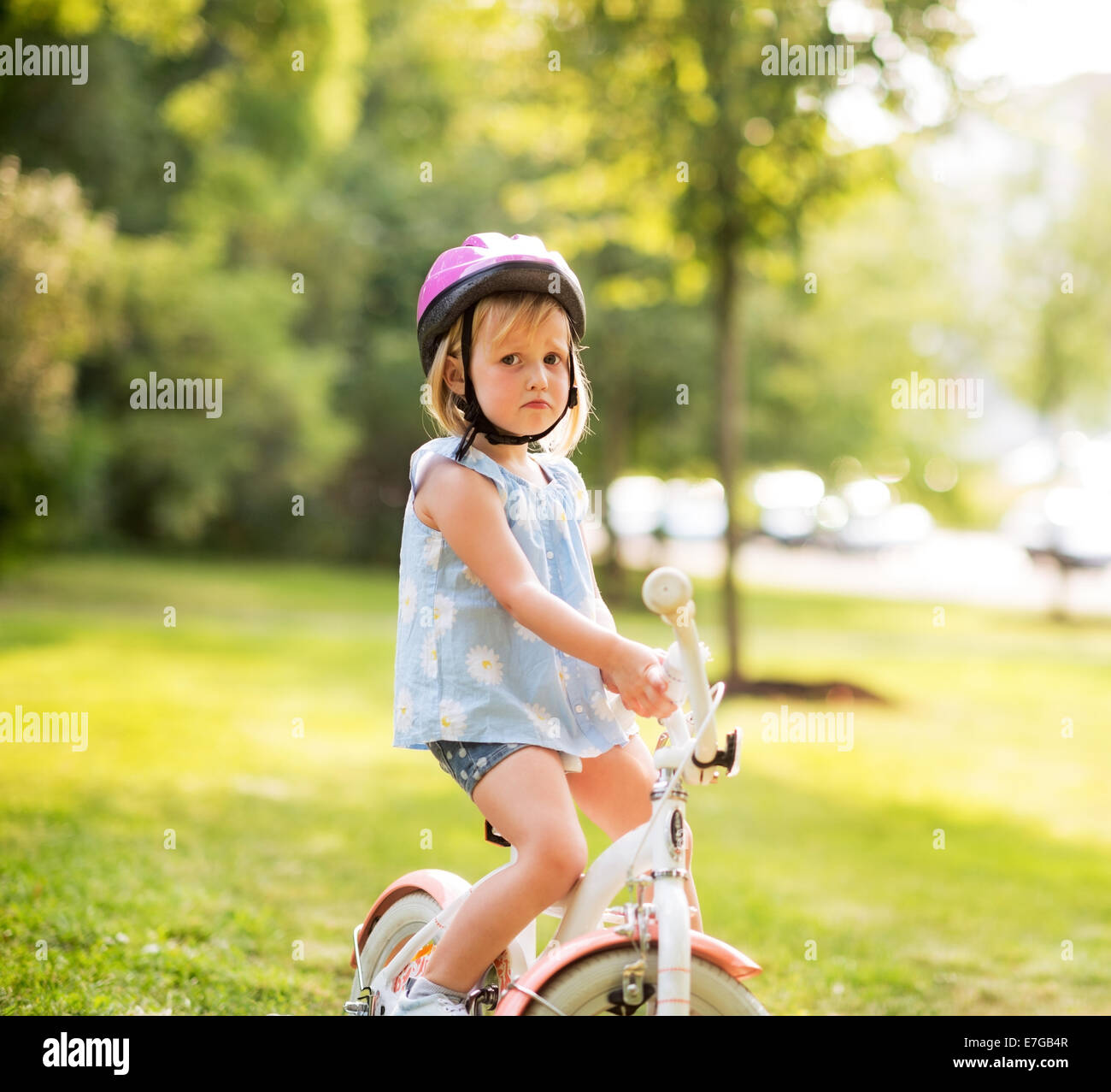 Porträt von unzufrieden Babymädchen mit dem Fahrrad im park Stockfoto