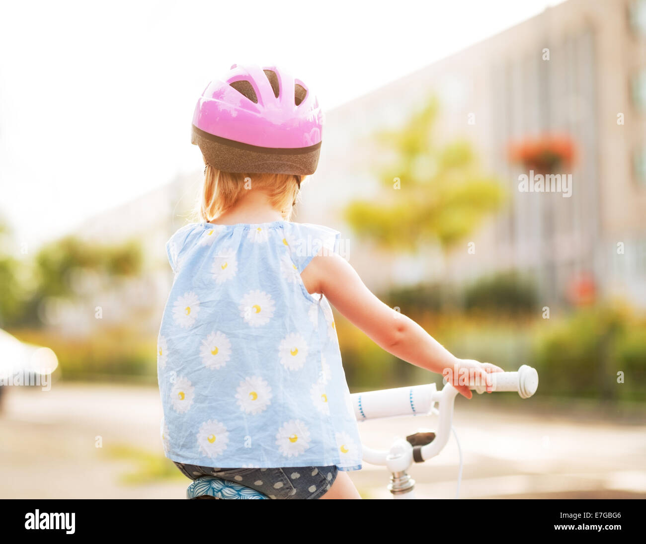 Baby Mädchen Reiten Fahrrad. Rückansicht Stockfoto