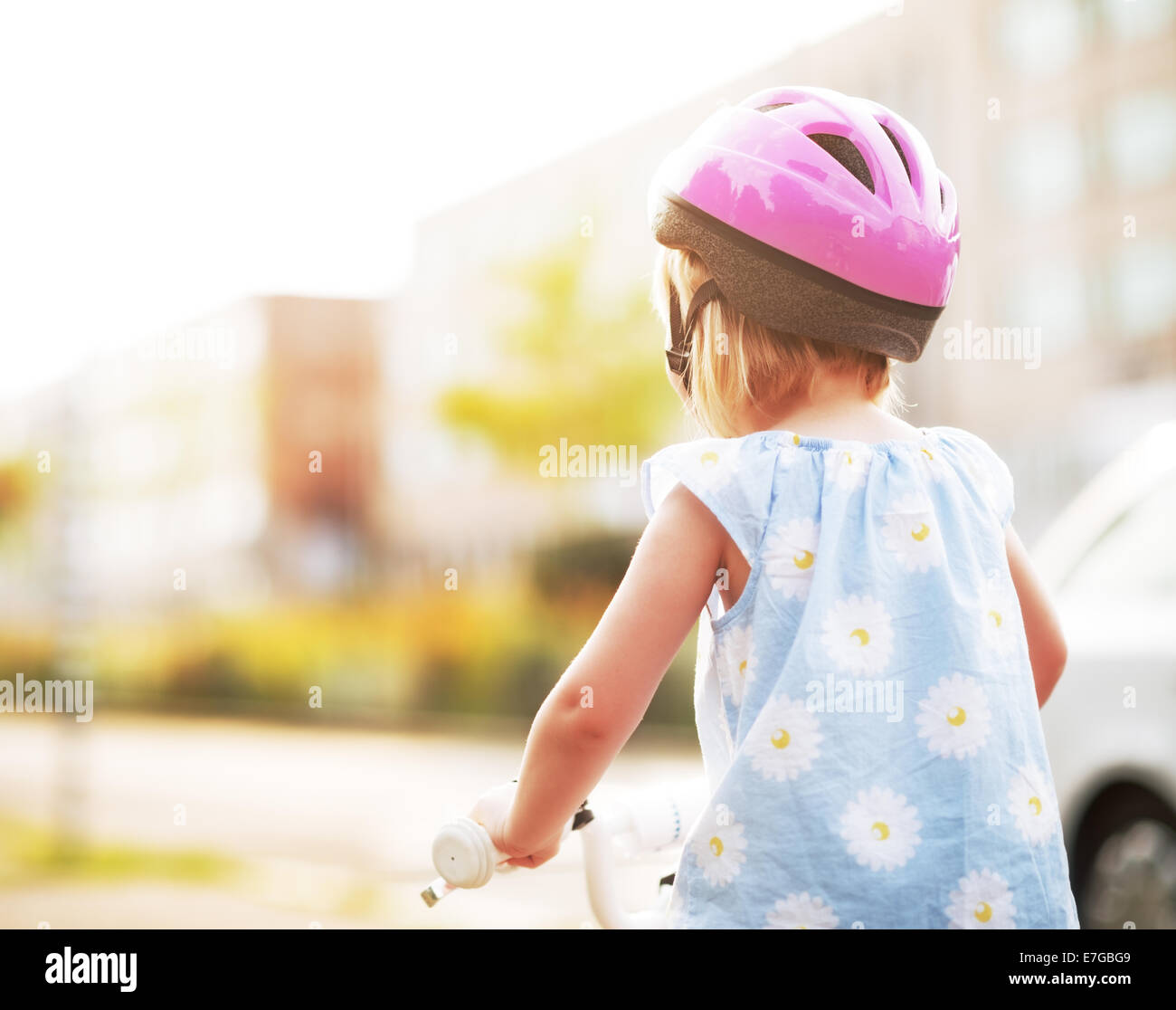 Baby Mädchen Reiten Fahrrad. Rückansicht Stockfoto