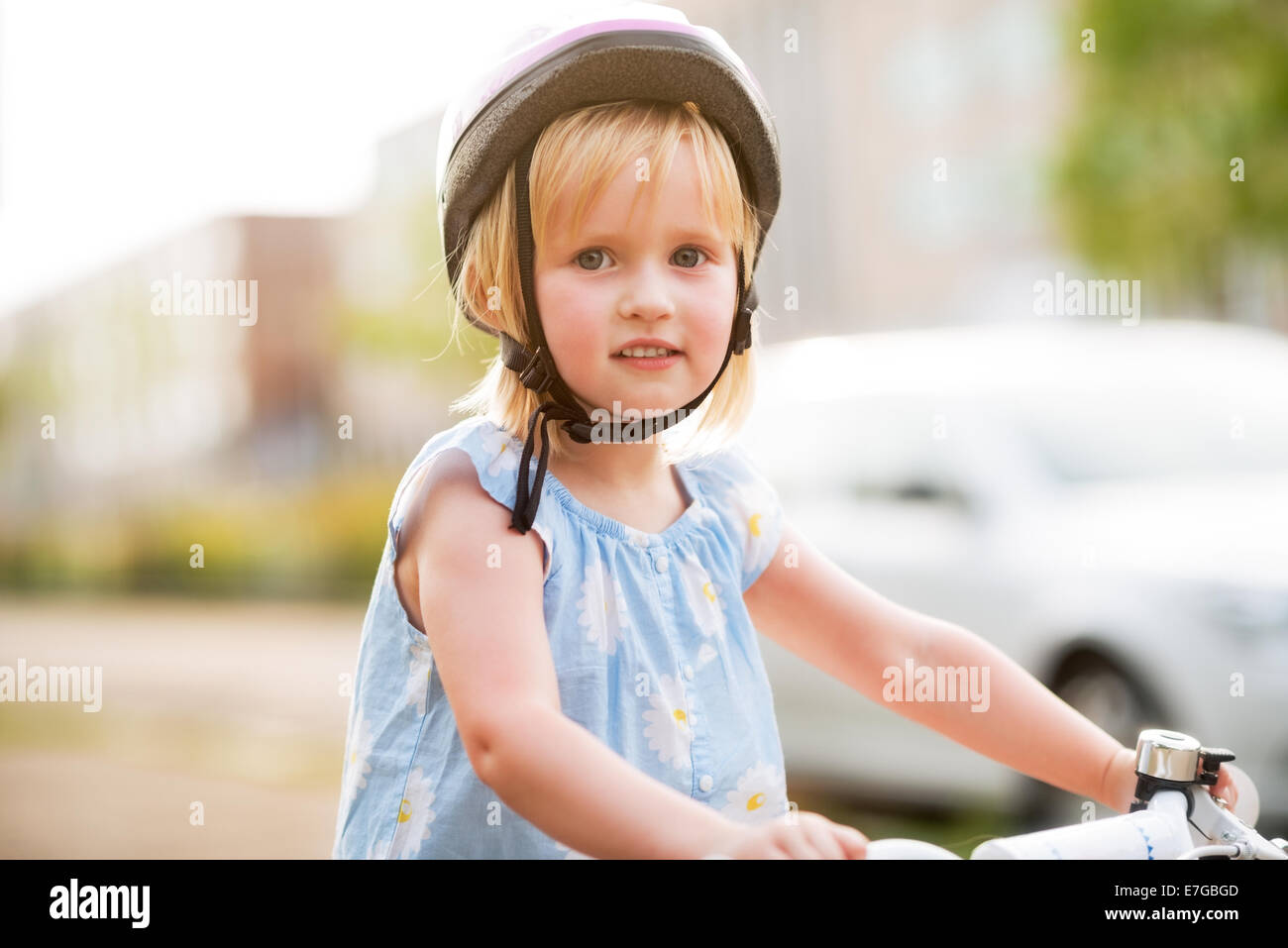 Porträt von Babymädchen sitzen auf dem Fahrrad Stockfoto