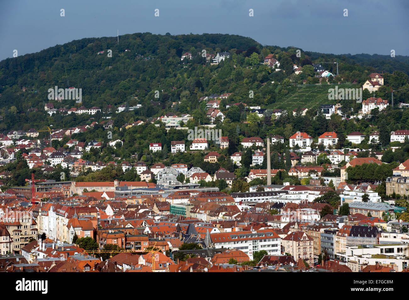 Blick von oben auf den Hügeln hinunter ins Stadtteil südlich von Stuttgart, Deutschland, 2. September 2014. Stockfoto