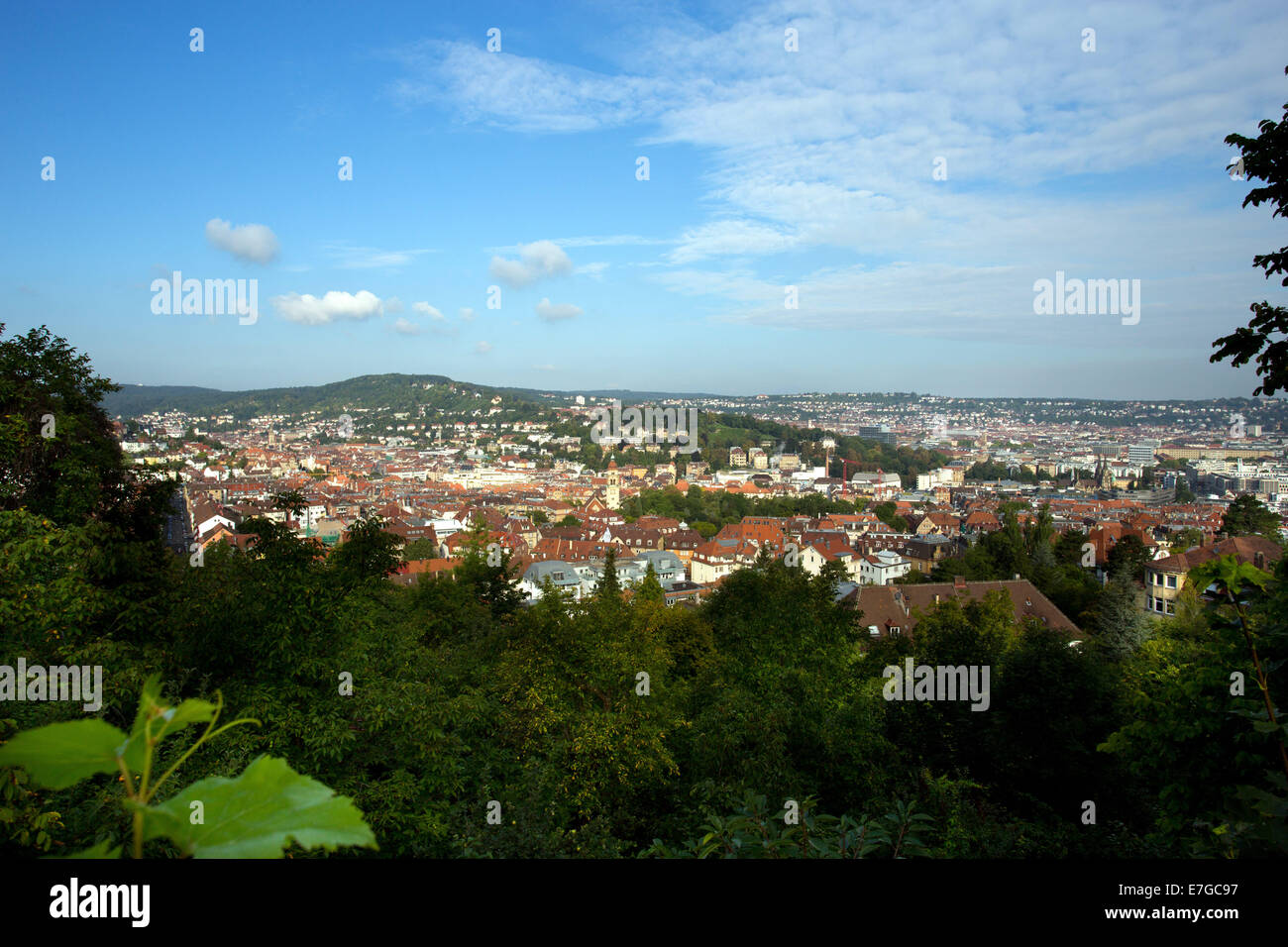 Blick von oben auf den Hügeln hinunter ins Stadtteil südlich von Stuttgart, Deutschland, 2. September 2014. Stockfoto