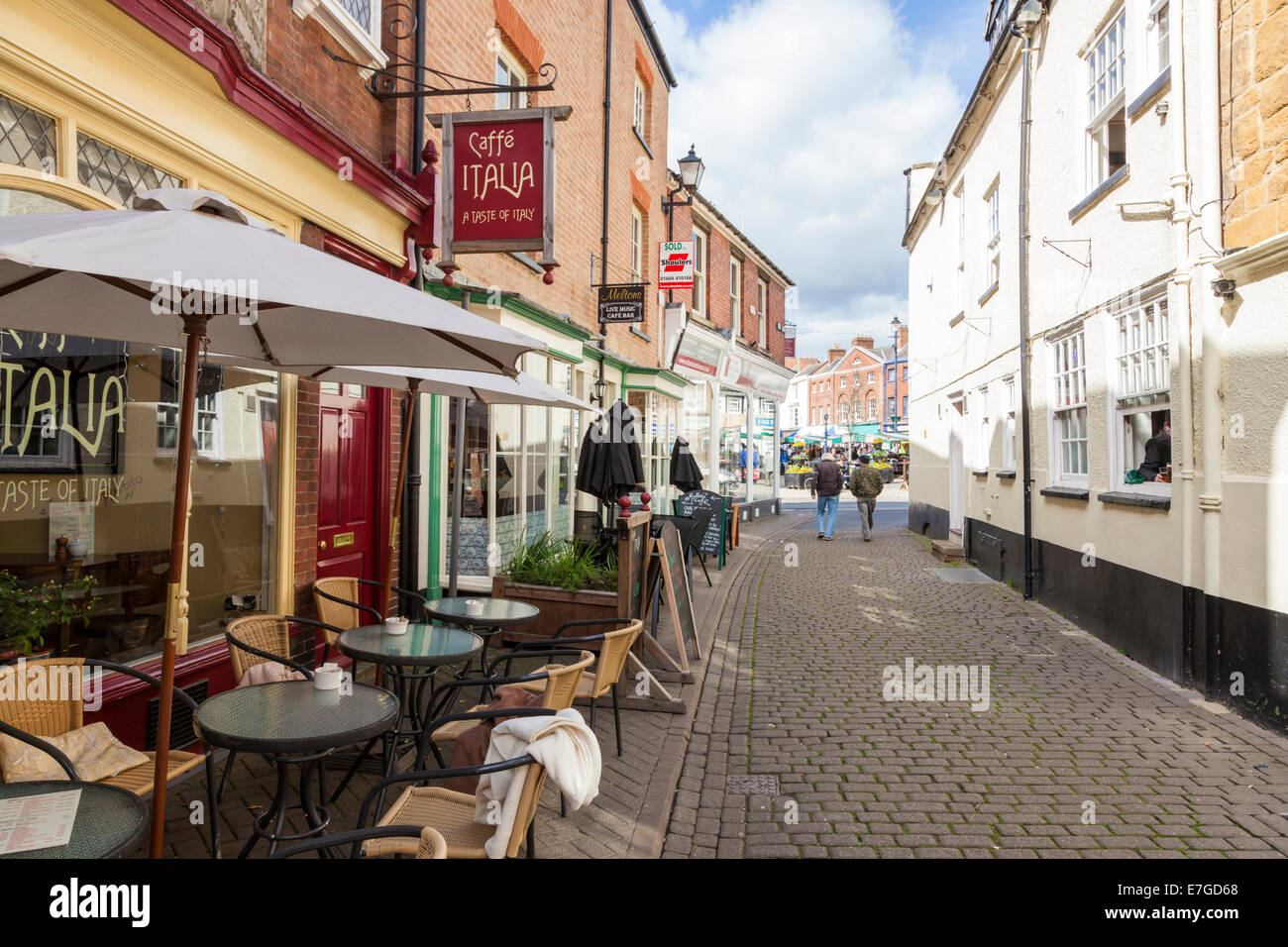 Cafés und Geschäfte in einer ruhigen Seitenstraße in Melton Mowbray Stadtzentrum, Leicestershire, England, Großbritannien Stockfoto