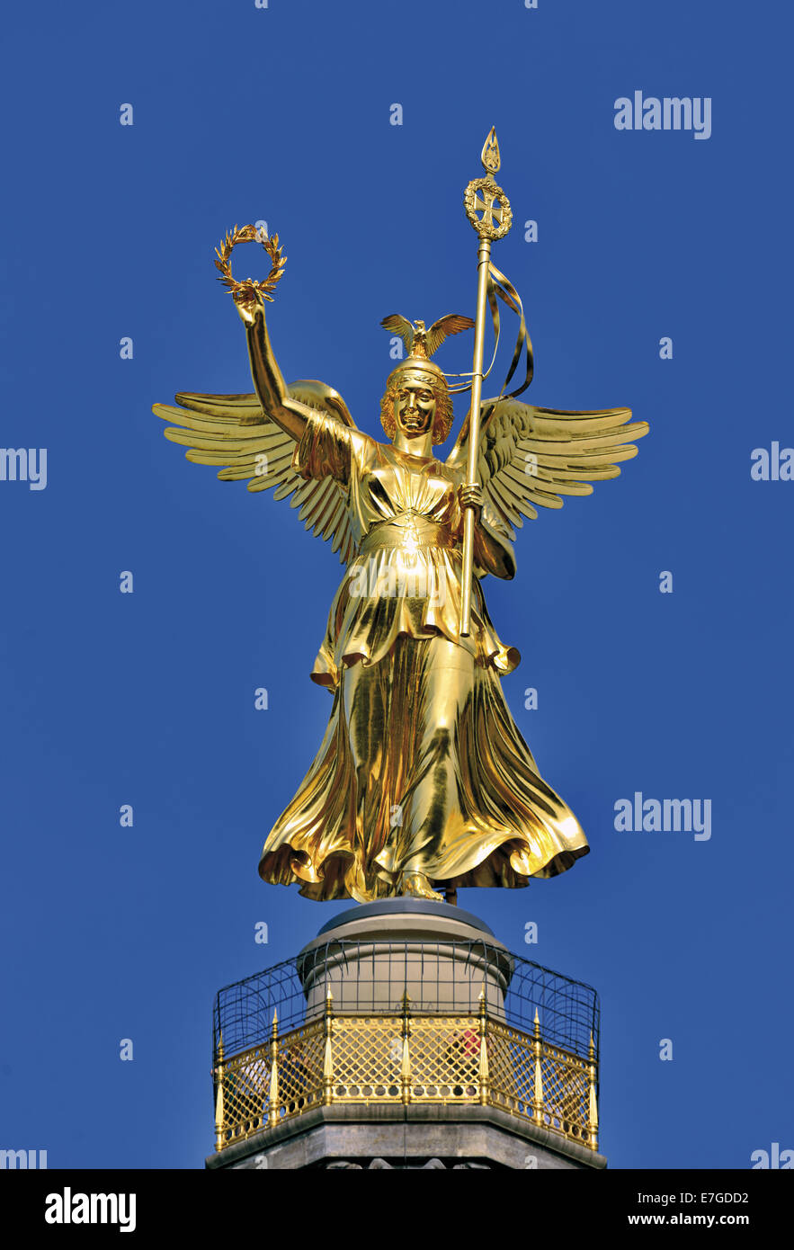 Deutschland, Berlin, Siegessäule, Sieg Colum, Viktoria Borussia, Statue, golden, symbol, symbolisch, Reisen, Tourismus, Berliner Sehenswürdigkeiten, vertikal, Sehenswertes, historisches, Geschichte, Hauptstadt, Denkmal, monumental, 19. Jahrhundert, goldene Statue - Juli 2014 Stockfoto