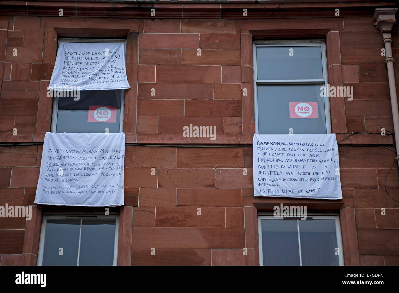 Portobello, Edinburgh, Schottland. 17. September 2014. Schottisches Referendum, das Weg Willen Wähler lehnen? Mit weniger als 24 Stunden vor der Umfragen gehen öffnen und schottischen Bewohner stimmen zu entscheiden, Schottlands Zukunft als Teil- oder neben-das Vereinigte Königreich Zeichen im Shop angezeigt und WOHNUNGSFENSTER zeigen, dass einige noch unentschlossen sind, während andere bestimmte Ansichten haben. Stockfoto