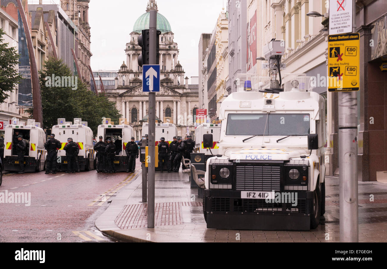 Polizei hat blockiert Straßen Innenstadt von Belfast zu einer protestantischen Demonstration gegen katholische Republikaner Parade am Internierung Tag, 12.08.2014 Stockfoto