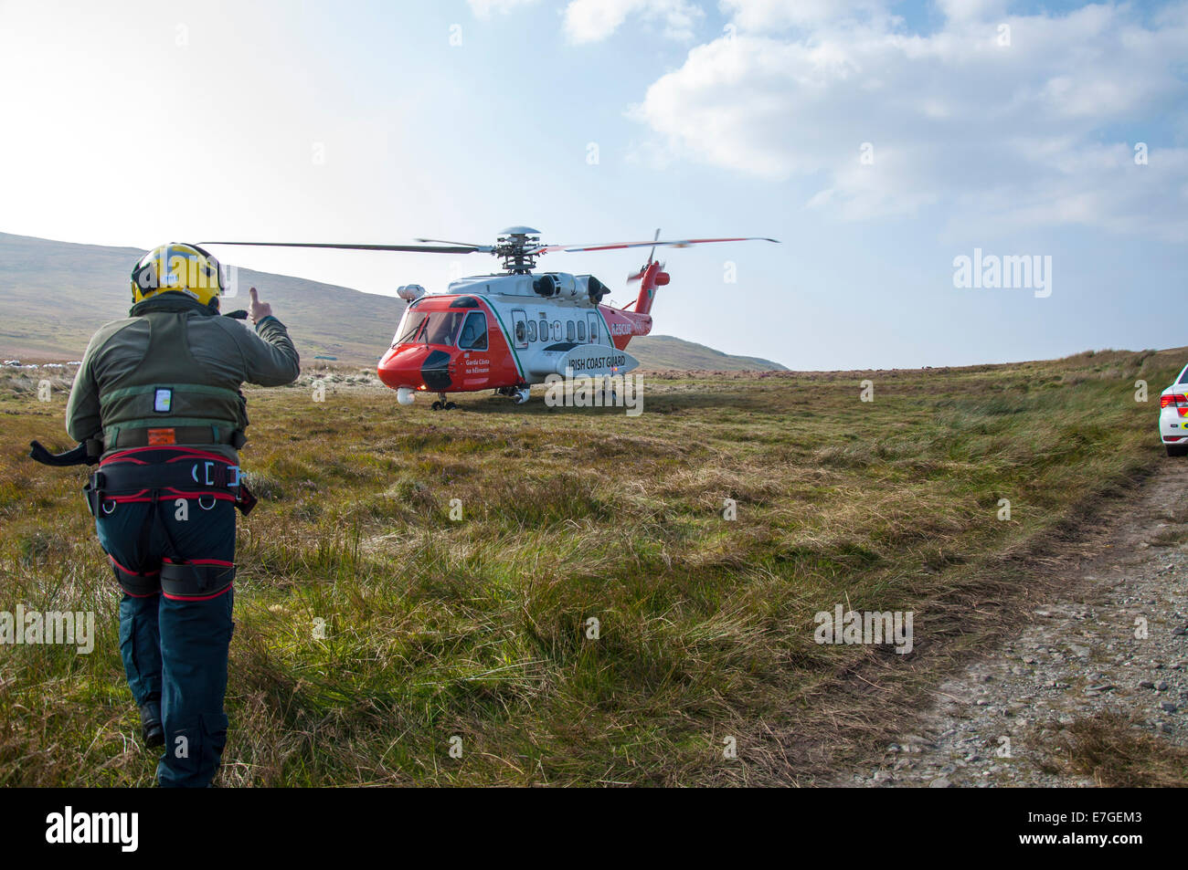 Irish Coast Guard IRCG Garda Cósta Na hÉireann Sikorsky Hubschrauber landet auf dem Moor während einer medizinischen Rettung im ländlichen Irland Stockfoto